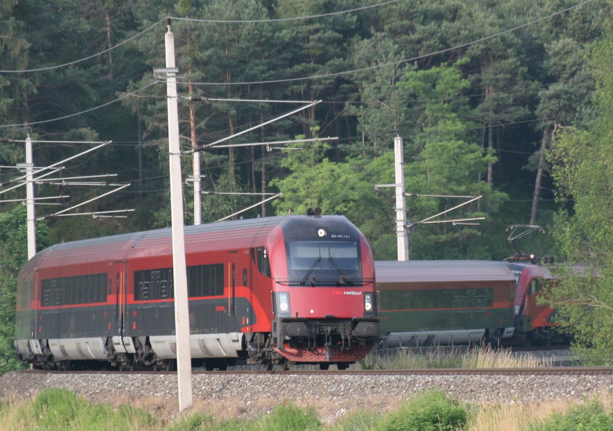 Railjet fährt eine Kurve