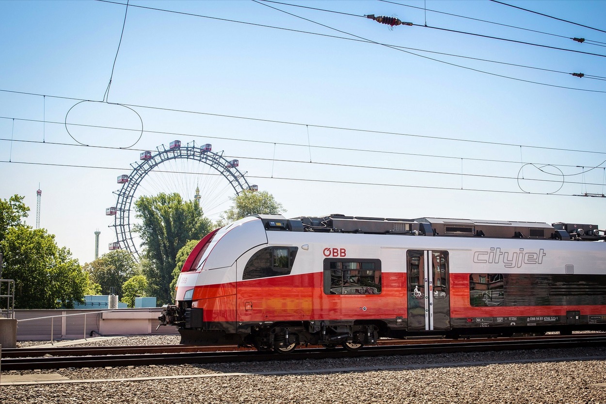 ÖBB CityJet neben dem Wiener Riesenrad