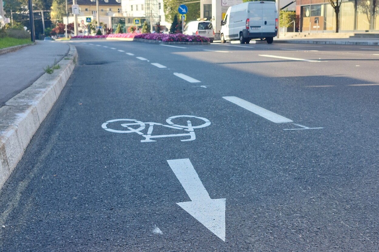 Mehrzweckstreifen mit Fahrrad-Piktogramm