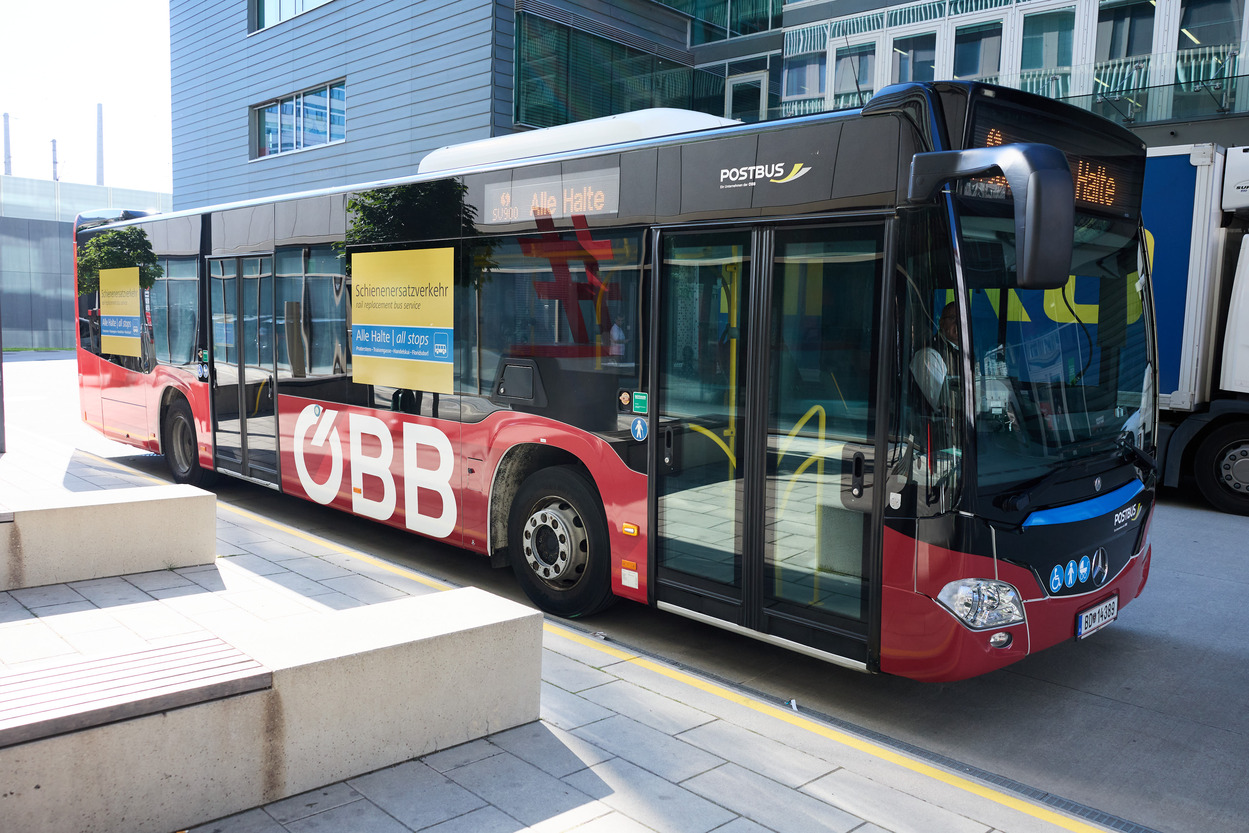 Schienenersatzverkehrsbus im neuen ÖBB-Design