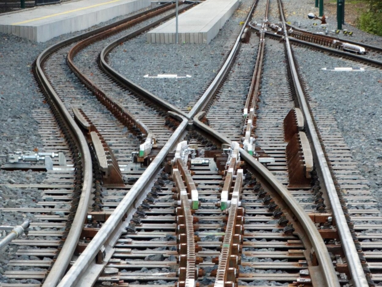 CZ | Erfolgreiche Erprobung neuer Zahnstangenweichen im Bahnhofs Dolní Polubný