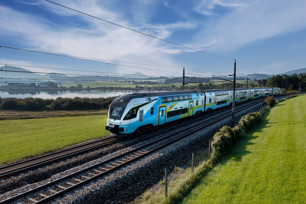 Garnitur der Westbahn am Wallersee entlang