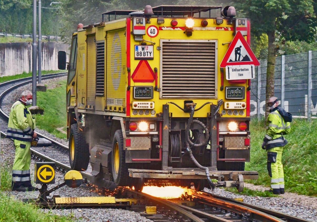 Schienenschleifen bei der Traunseetram